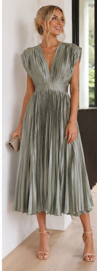 Vivian & Claire™ | Timeless Pleated Midi Dress